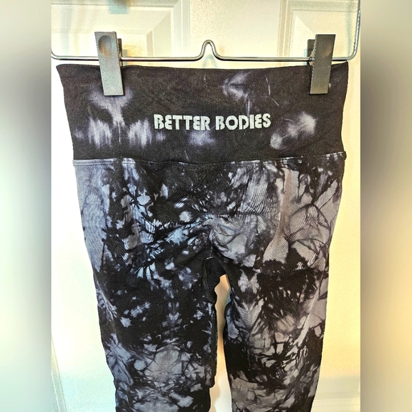 Black and Gray Tie-Dye Make Your Butt Look Amazing Leggings! - Picture 6 of 10